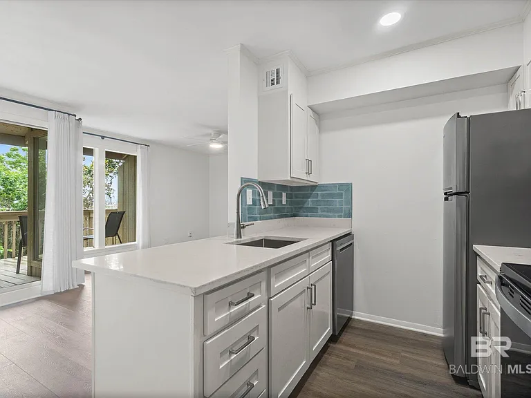 2024 Sea Cliff Dr N #2024 — Photo 4