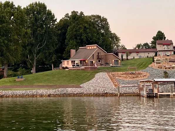 1070 Contentment Ln, Moneta, VA 24121