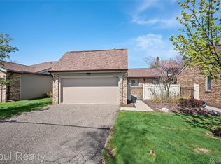27323 Apple Blossom Ln, Southfield, MI 48034