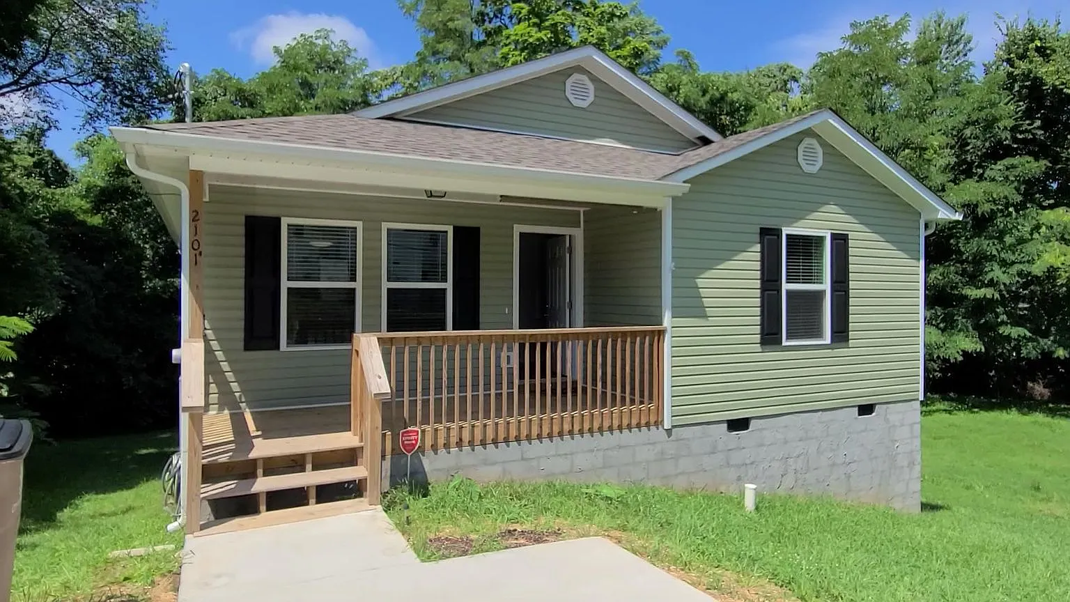 3 bed, 2.0 bath, 1316 sqft, $2,100 — Photo 1