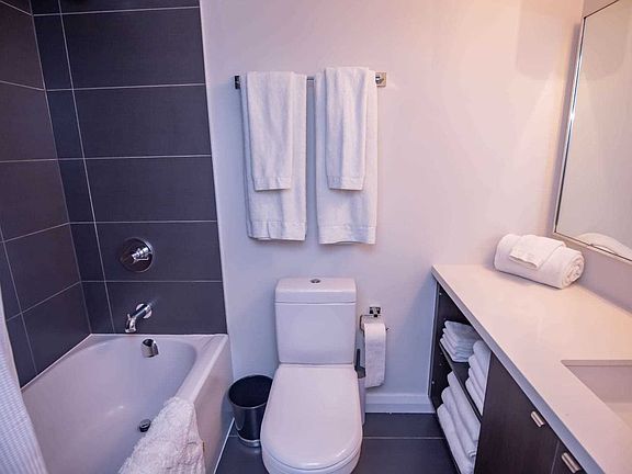 5th image of 155 Yorkville Ave #816