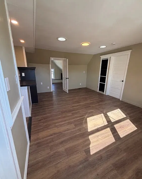 178 Centre St #3