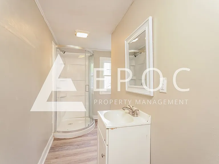 1136 W Green St — Photo 15