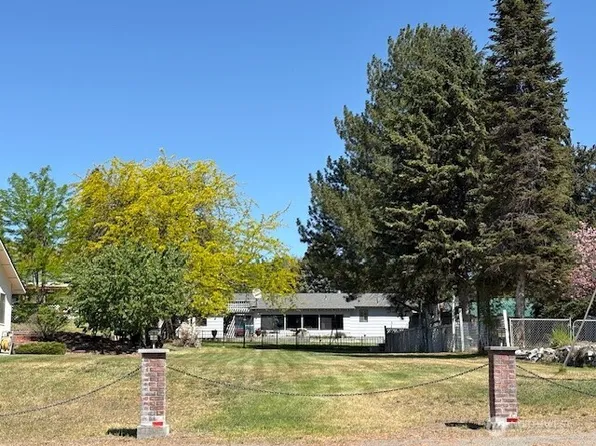 23 W Hale Avenue, Omak, WA 98841