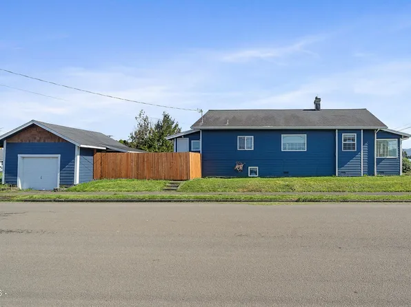 1802 8th St, Tillamook, OR 97141