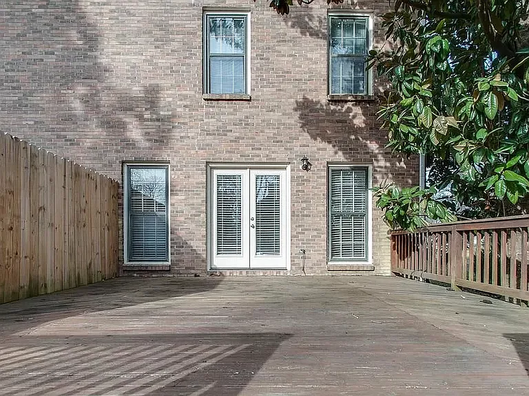 1121 Clifton Ln — Photo 2