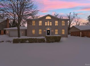 8121 Saint James Dr, Grosse Ile, MI 48138