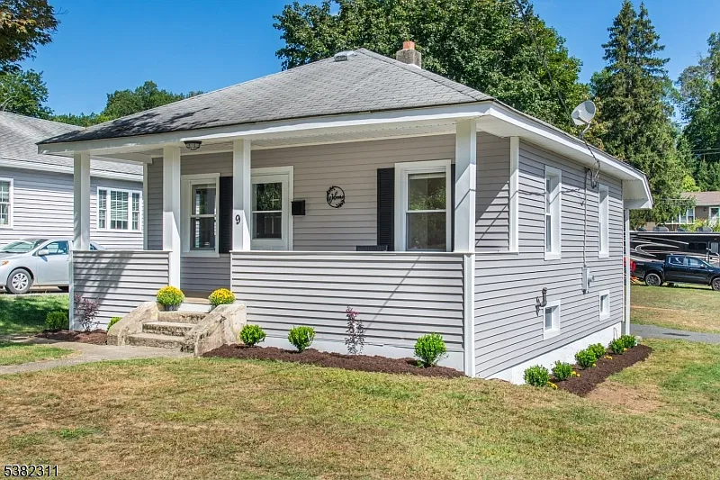 2 bed, 1.0 bath, $2,450 — Photo 2