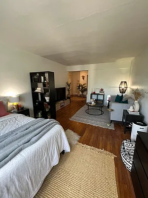 Rented by Standard Living Realty Inc | media 20