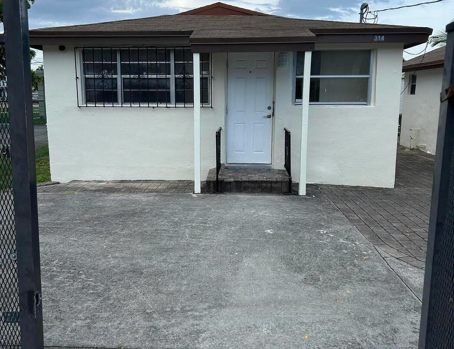 3 bed, 2.0 bath, 1772 sqft, $2,400 — Photo 3