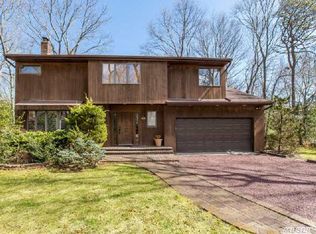 5 Woodland Ct, Sayville, NY 11782