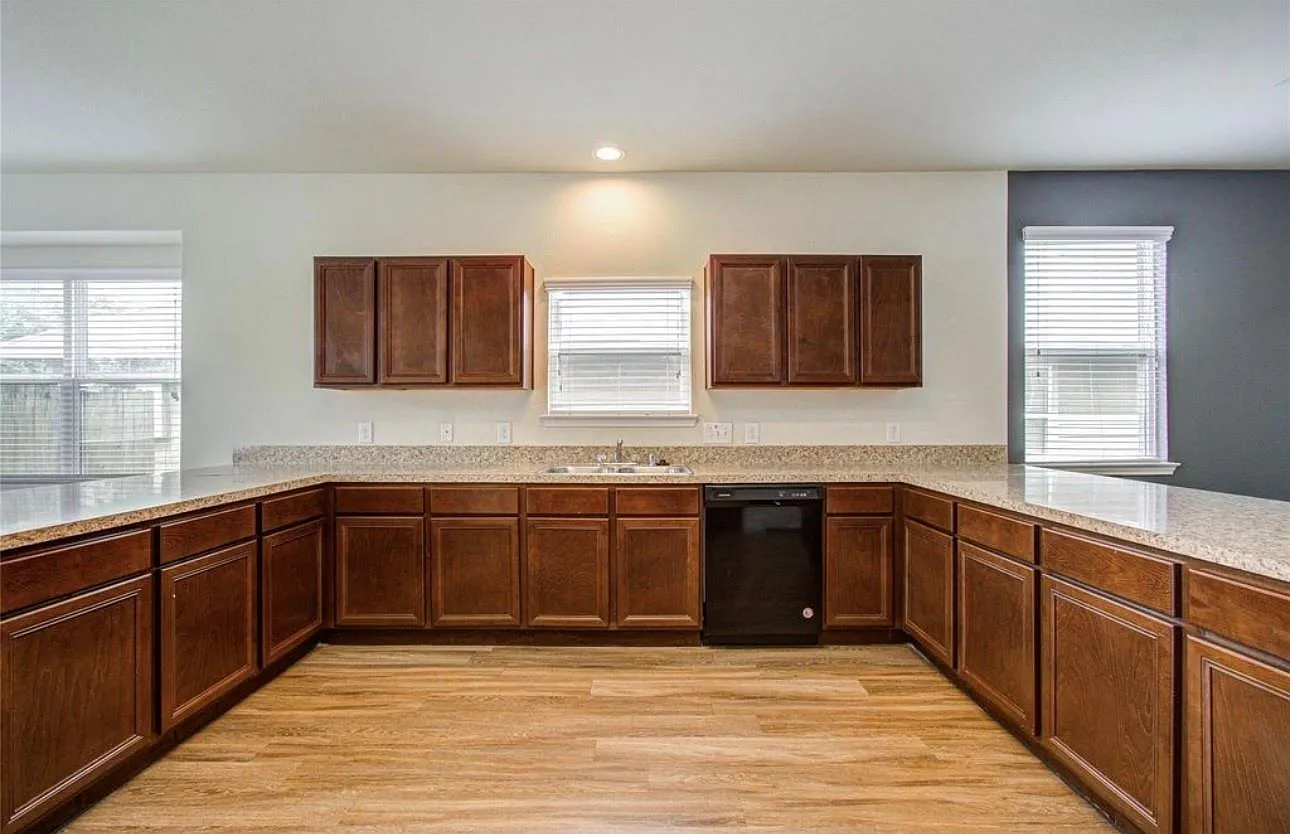4 bed, 2.5 bath, 2780 sqft, $2,799 — Photo 4