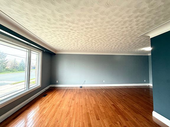 2nd image of 585 Mohawk Rd E