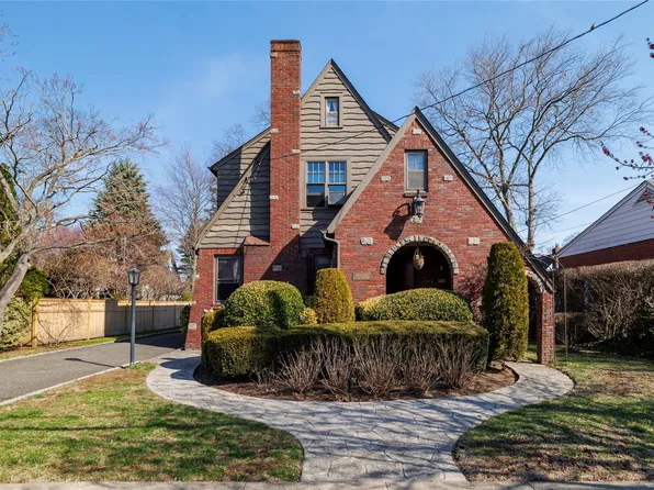 13 Cedar Road, Malverne, NY 11565