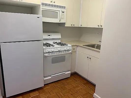 Rented by Solow Realty | media 16