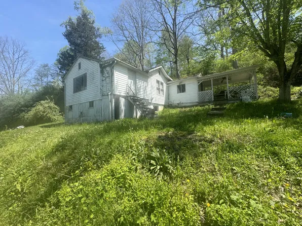 9 Chay Elias Dr, Alum Creek, WV 25003