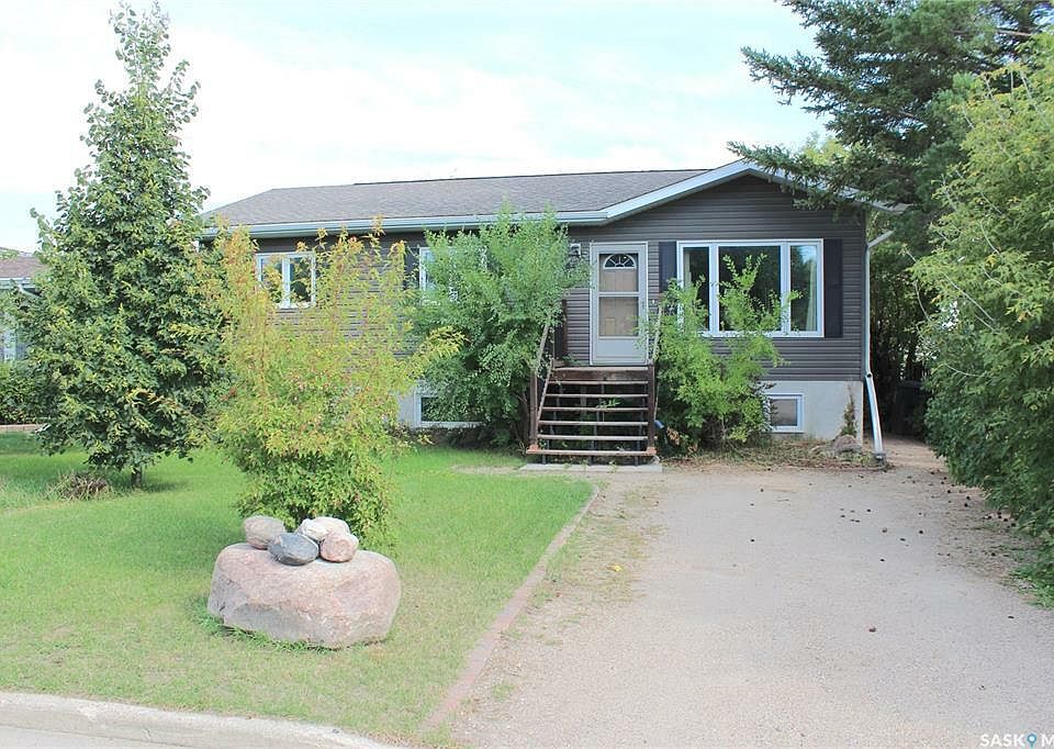 1st image of 674 4th Ave W