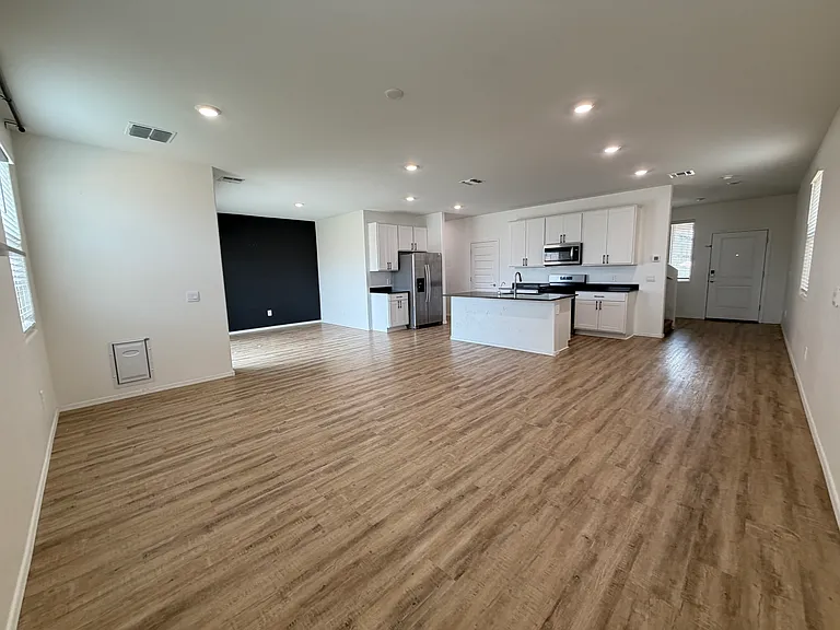 10442 W Guildford Ln — Photo 3