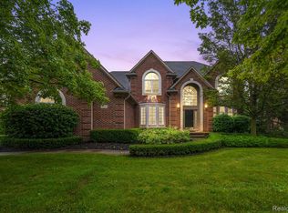 1143 Autumnview Dr, Rochester, MI 48307