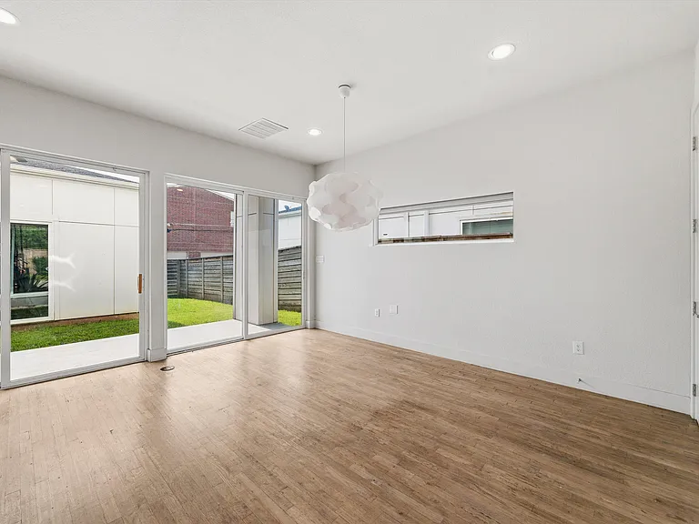 207 Adrian Dr — Photo 11
