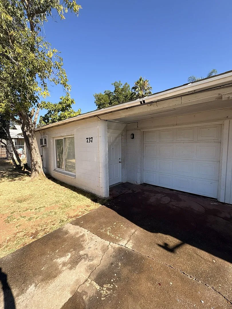 Nice Duplex With Private Yard! — Photo 2
