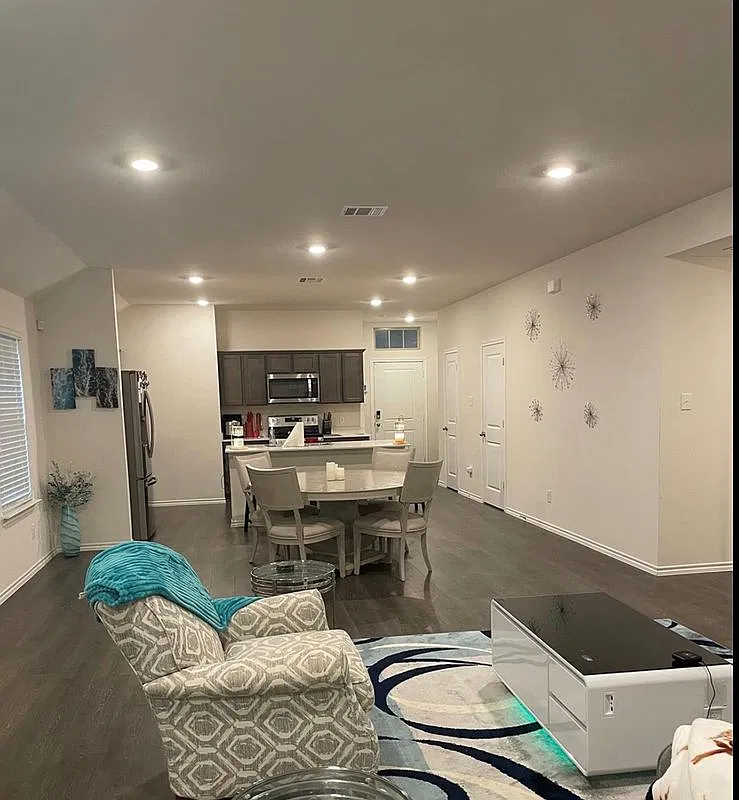 4 bed, 2.0 bath, 1943 sqft, $2,550 — Photo 2