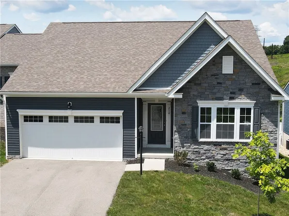 210 Olivia Dr, New Kensington, PA 15068