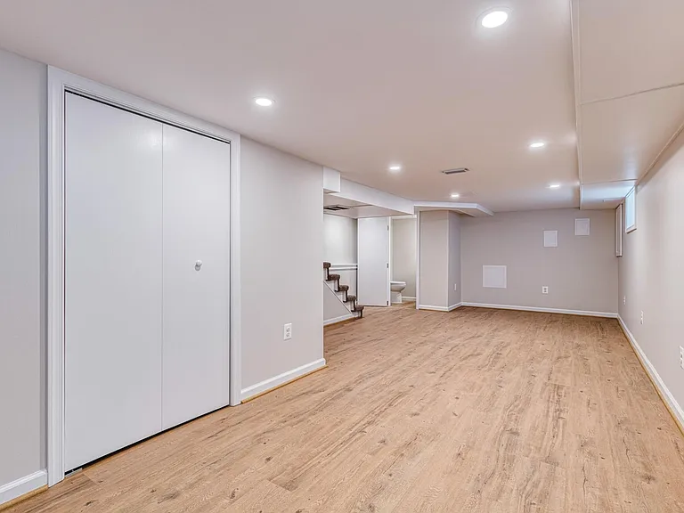 16 S Kelly Ave — Photo 25