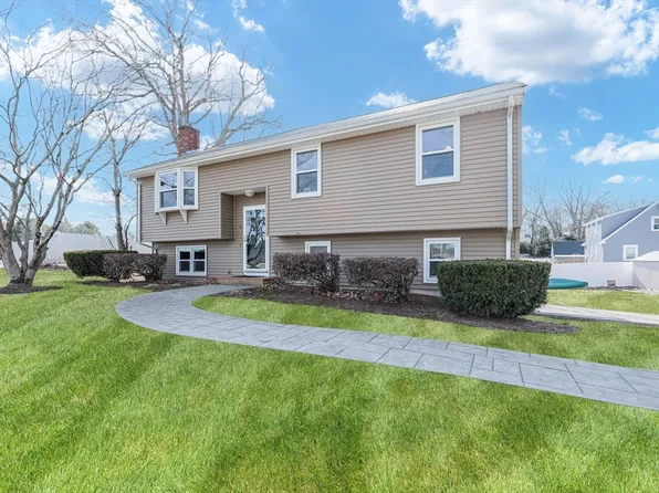 5 Hemlock Rd, Wrentham, MA 02093