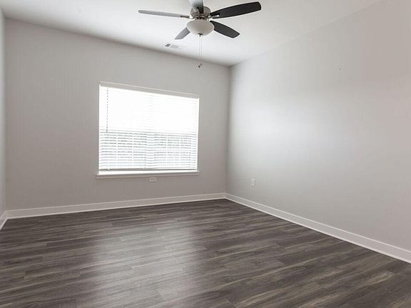 4th image of 900 E Jefferson St #111
