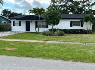 560 SW 14th St, Deerfield Beach, FL 33441