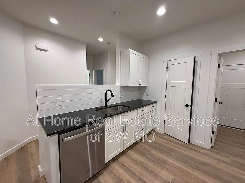 3 bed, 2.0 bath, 1595 sqft, $1,605 — Photo 4