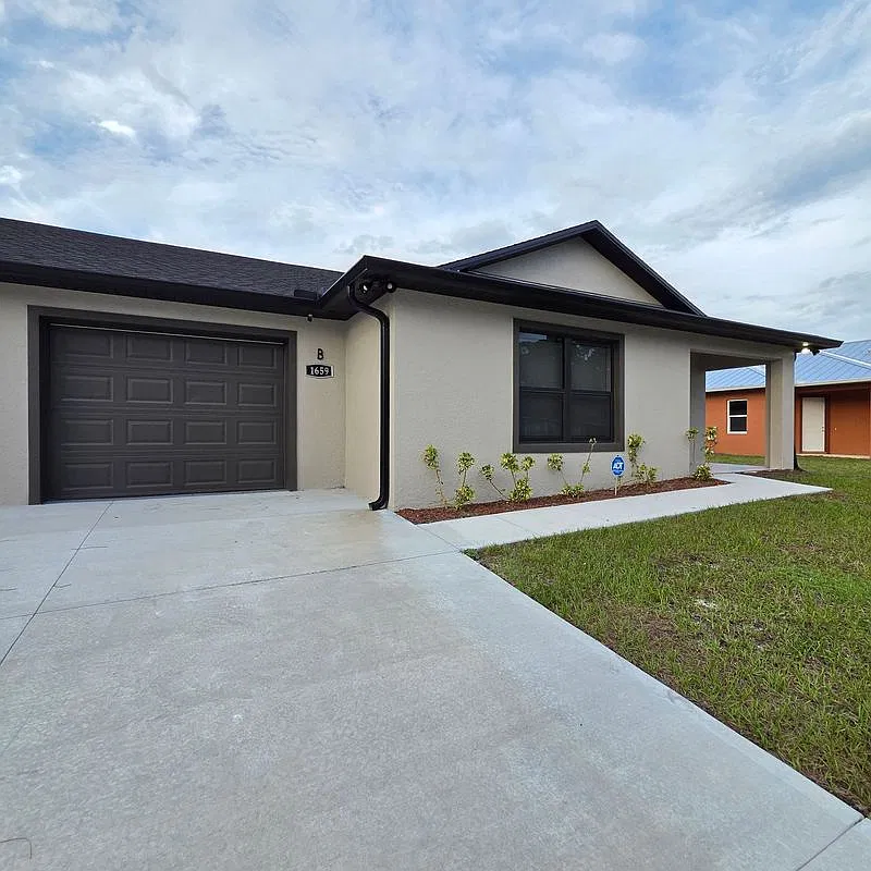 4 bed, 2.0 bath, 1736 sqft, $2,500 — Photo 3