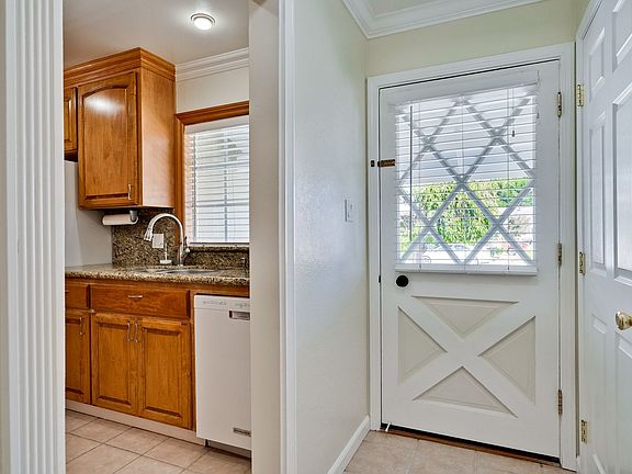 3rd image of 3484 Londonderry Dr