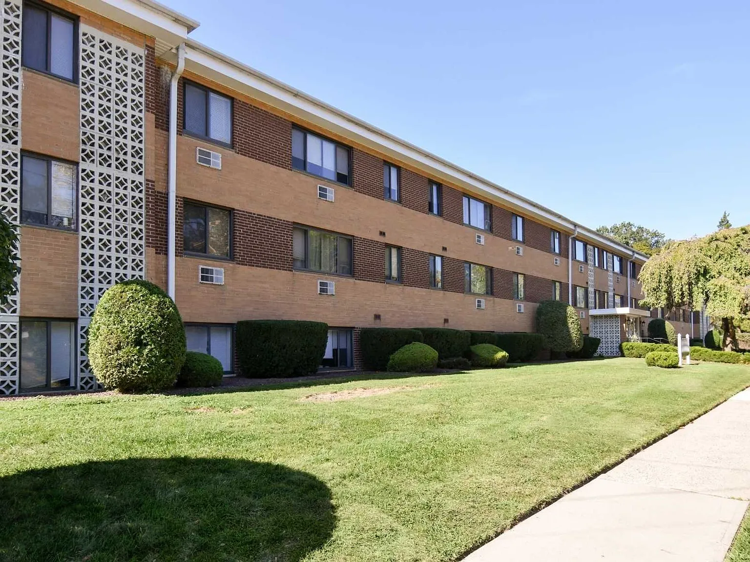 Oak Terrace Apartments — Photo 1