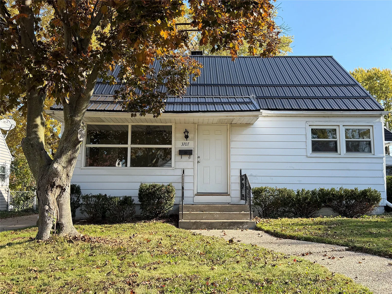 4 bed, 1.0 bath, 1410 sqft, $1,550 — Photo 1