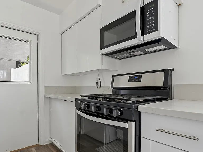 13842 Hamlin St — Photo 12