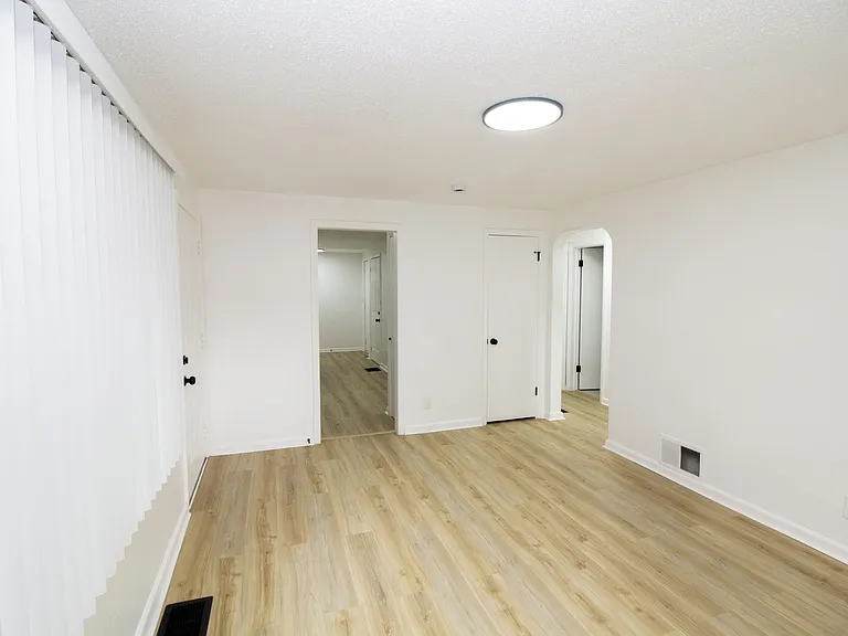 9107 Charlotte St — Photo 5