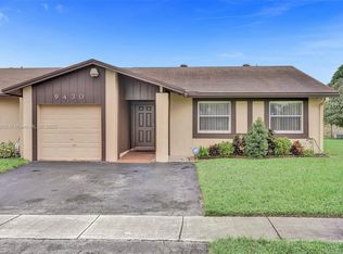 9430 S Meadows Cir, Hollywood, FL 33025
