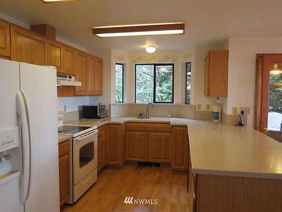 5th image of 408 E Pointes Drive E
