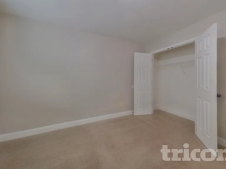 231 W Oak St — Photo 10