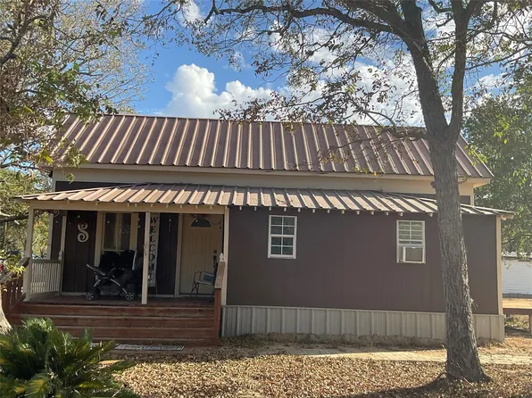 211 Martin St, Yoakum, TX 77995