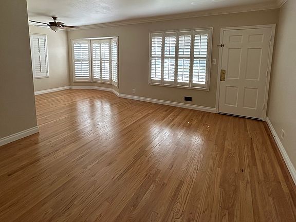 living room/dining area
