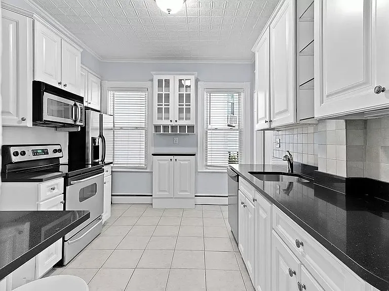 428 E 6th St #1 — Photo 3