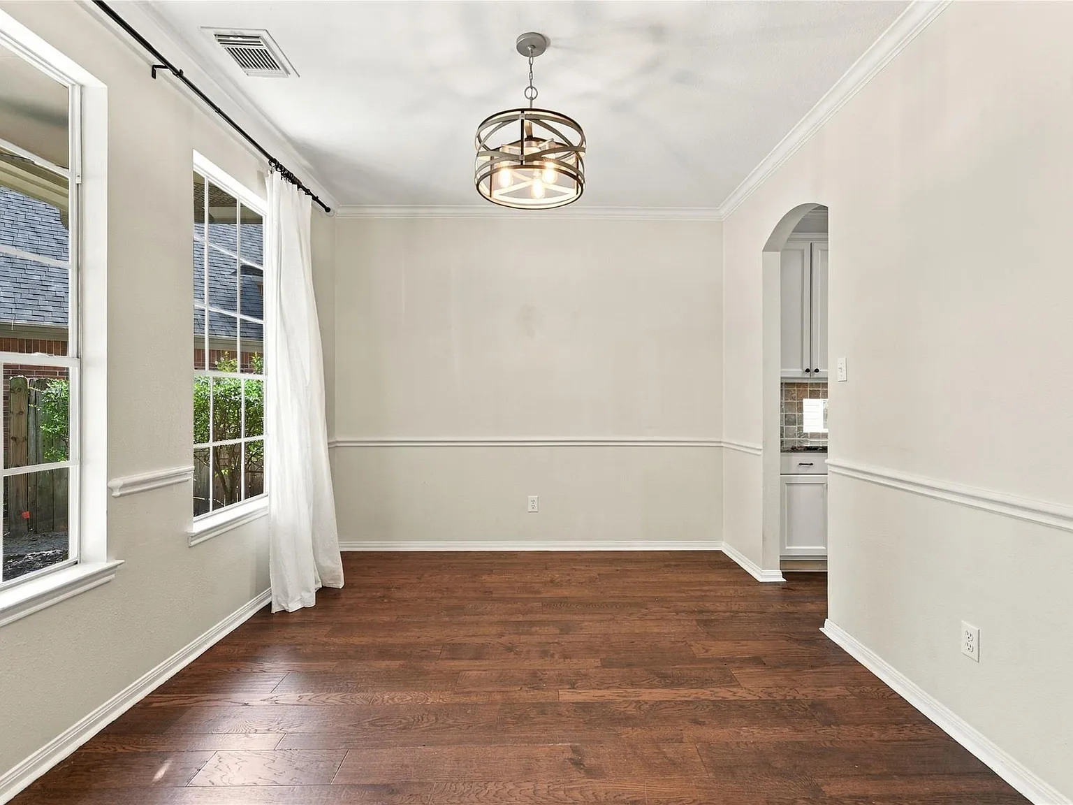 4 bed, 2.5 bath, 2504 sqft, $3,850 — Photo 4