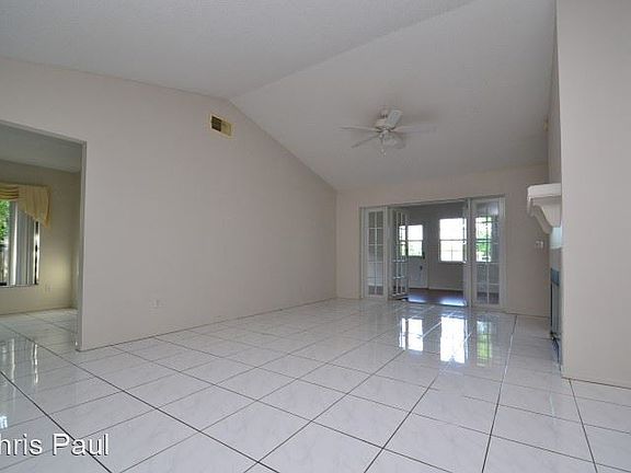 3rd image of 676 Holbrook Cir