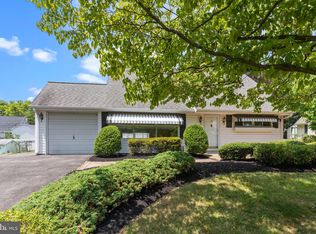 17 Queen Lily Rd, Levittown, PA 19057