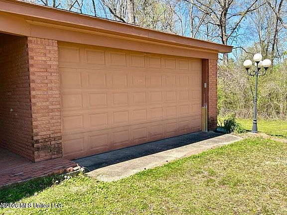5th image of 27 Dogwood Dr
