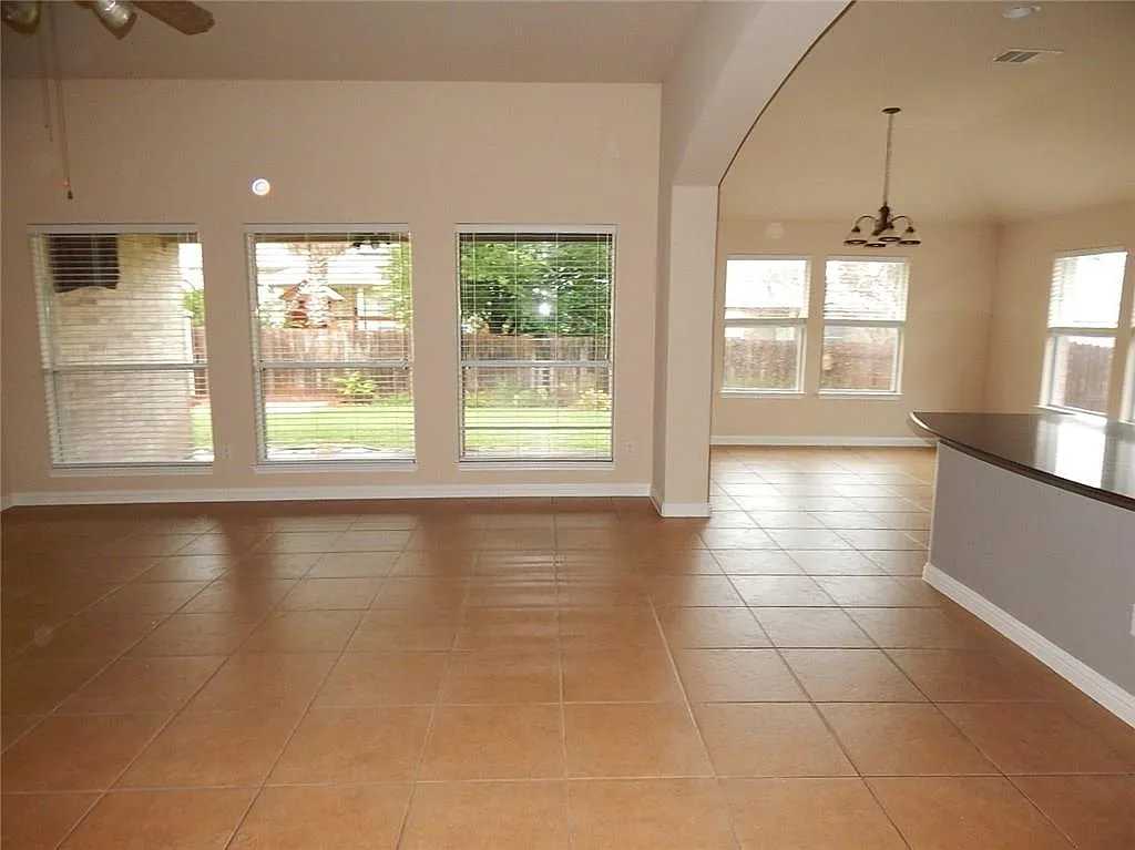 4 bed, 2.0 bath, 2642 sqft, $2,495 — Photo 2