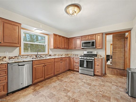 2nd image of 1215 Pleasant Valley Dr NE